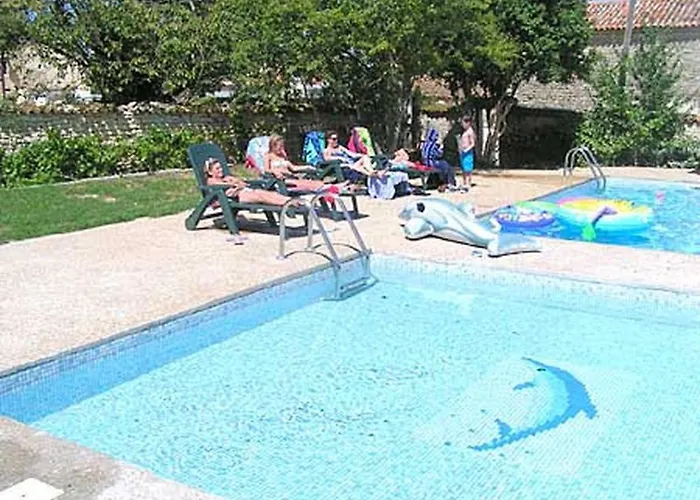 8 Complex, 53 People Maximum , Marriage, Birthdays, Family Get Togethers Doeuil-sur-le-Mignon
